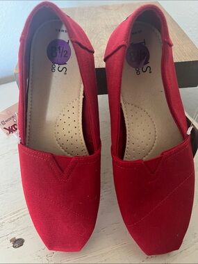 Tom’s Sz 81/2 Belmont red canvas flat NWT